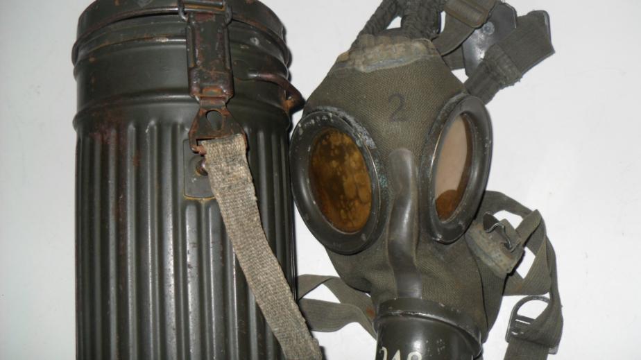 WW2 German M30 Service Respirator & Tin Canister