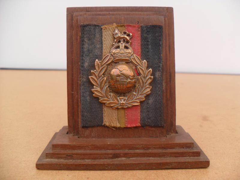 WW2 Royal Marines Pagri Flash & Cap Badge Desk Ornament