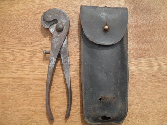 WW1 British & Commonwealth Troops 'Ironsides Patent' Wire Cutters & Pouch