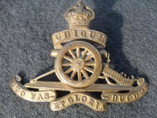 WW1-WW2 Royal Artillery Officer's Gilt Cap Badge - Maker named